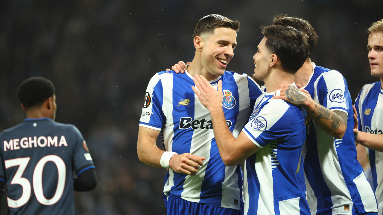 Bednarek festeja com os companheiros após ter participado num dos três golos do FC Porto frente ao Rangers