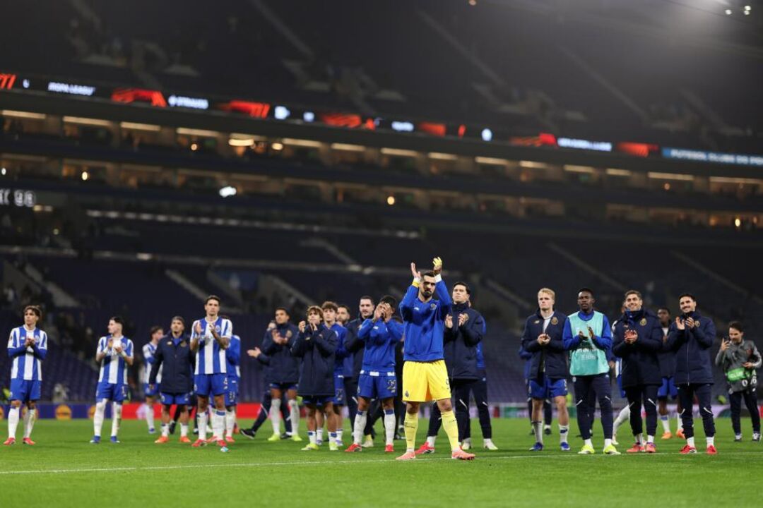 FC Porto aplaude adeptos após garantir lugar no top 8 da Liga Europa