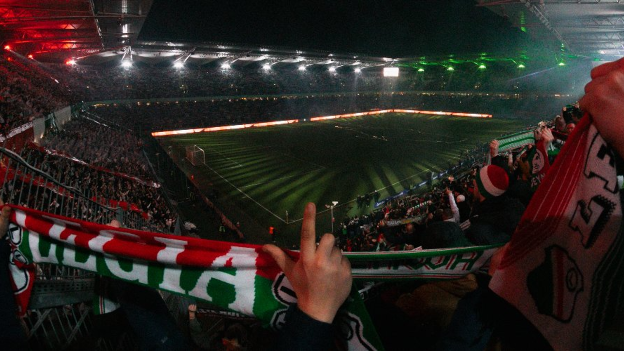 Estádio cheio na liga polaca, com adeptos fervorosos nas bancadas