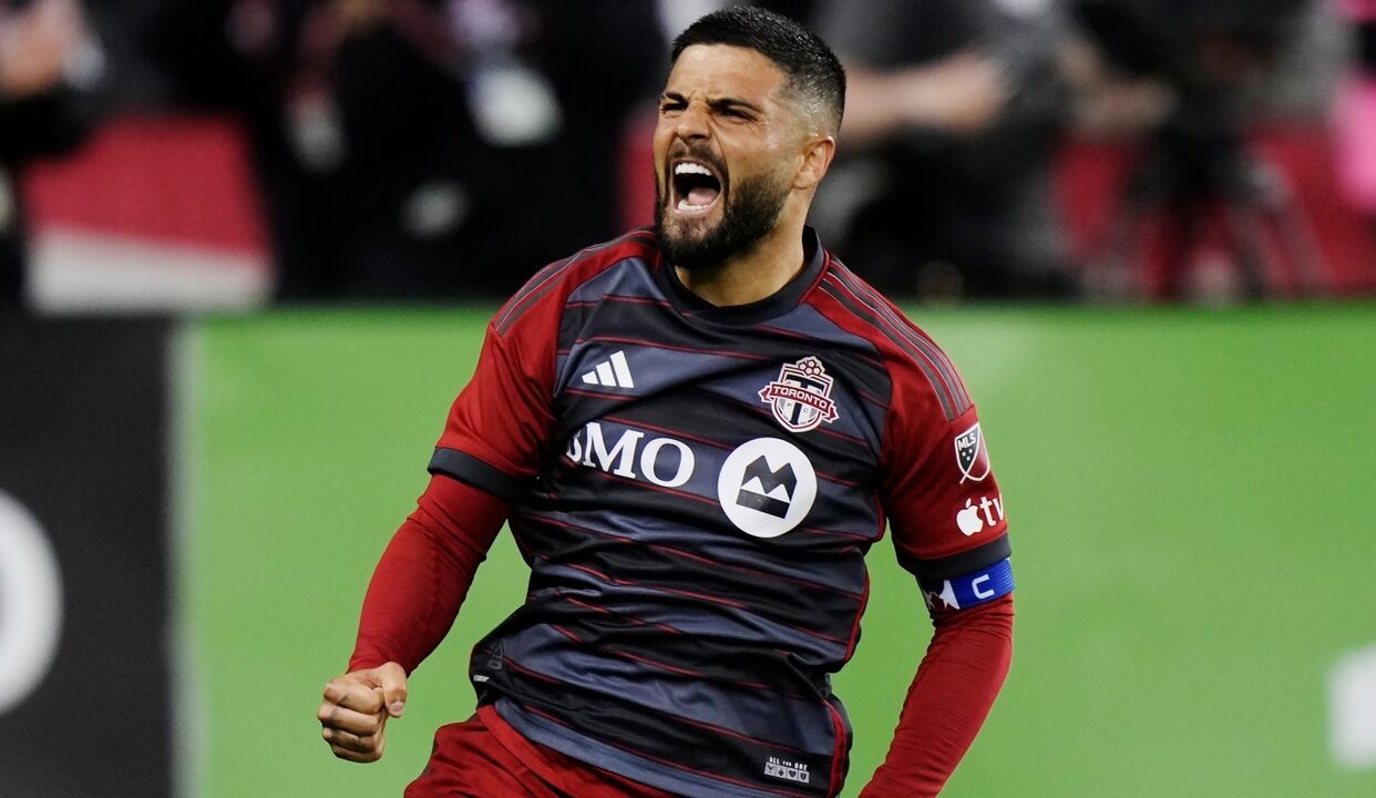 Lorenzo Insigne reforça o Pescara e volta à Serie A.
