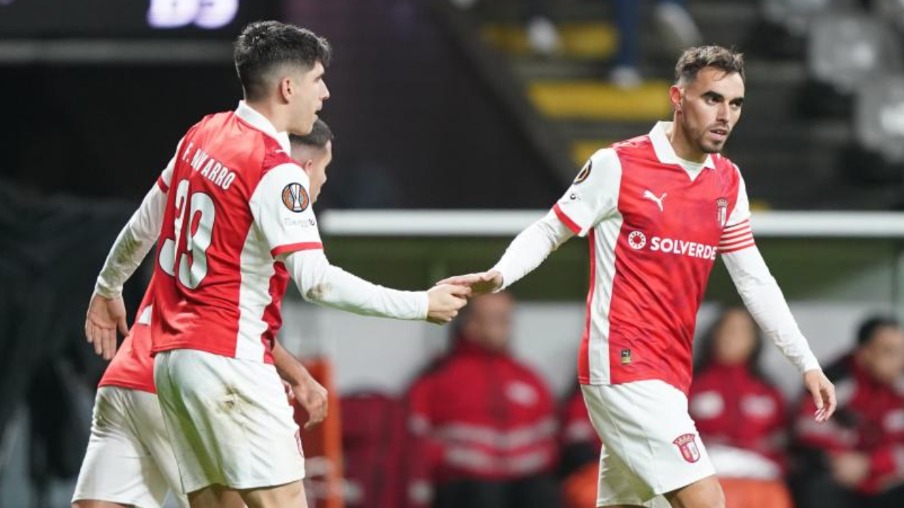 Ricardo Horta cumprimenta Fran Navarro