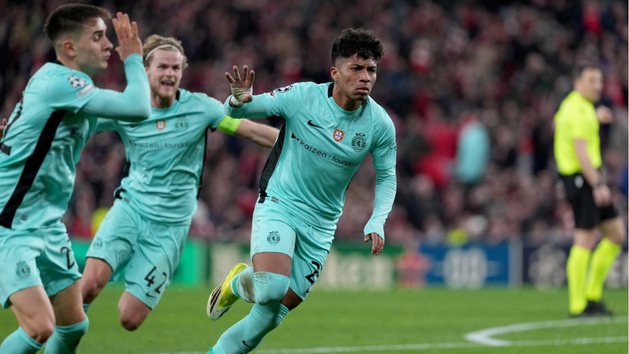 Jogadores do Sporting festejam o golo de Alisson Santos, que colocou o Sporting nos 'oitavos' da Champions