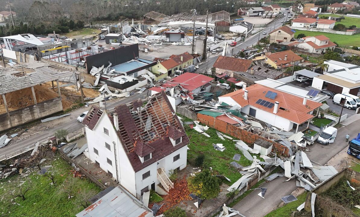 Depressão Kristin deixa rasto de destruição na aldeia de Barracão, concelho de Leiria