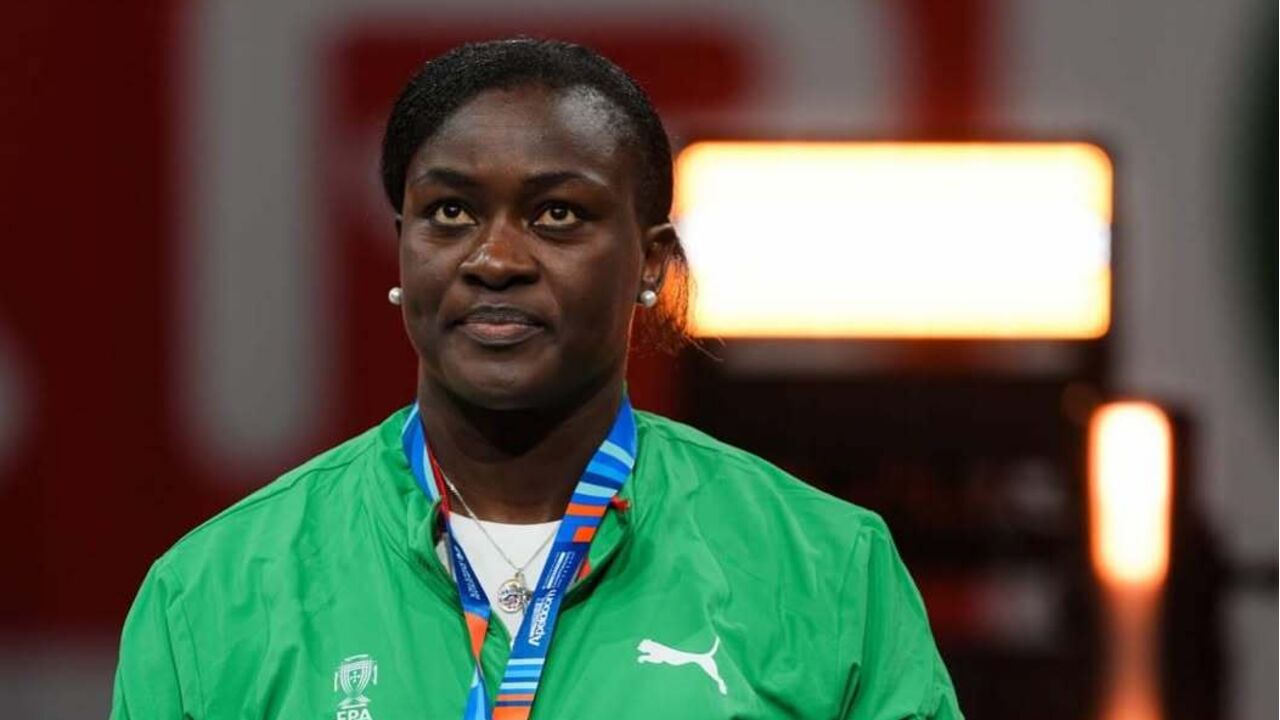 Auriol Dongmo qualifica-se para os Mundiais 'indoor' de lançamento de peso.
