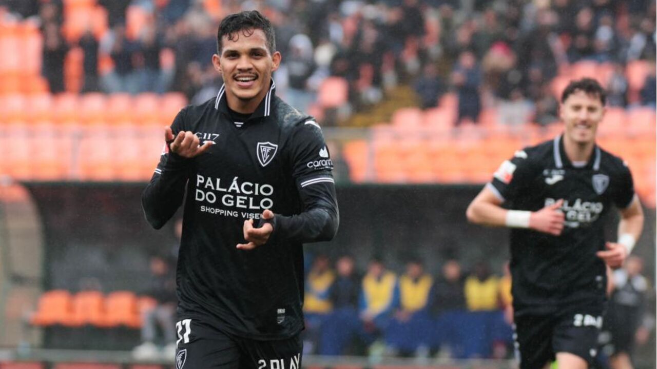 João Guilherme celebra golo na partida Ac. Viseu-Torrense