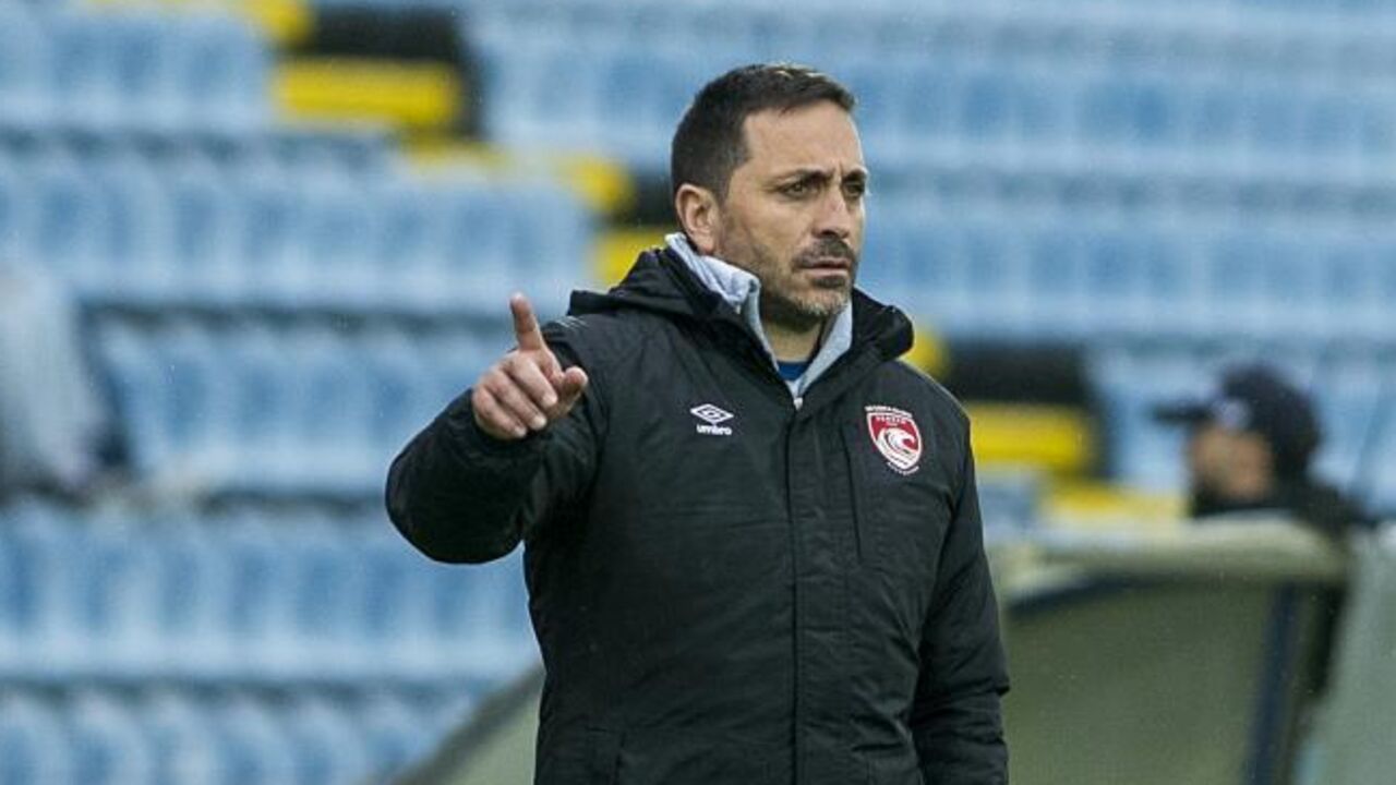 Treinador gesticula durante jogo no estádio