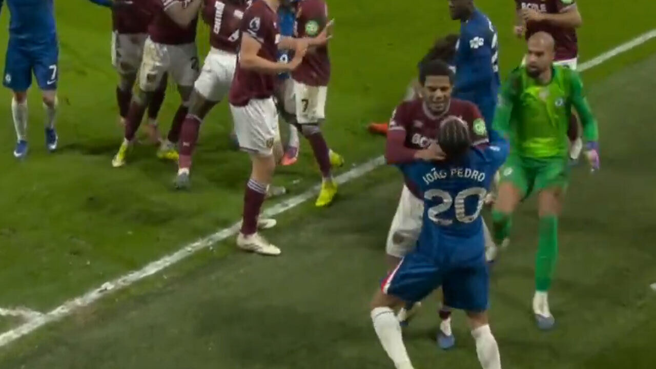 Todibo expulso após apertar pescoço a jogador do Chelsea 