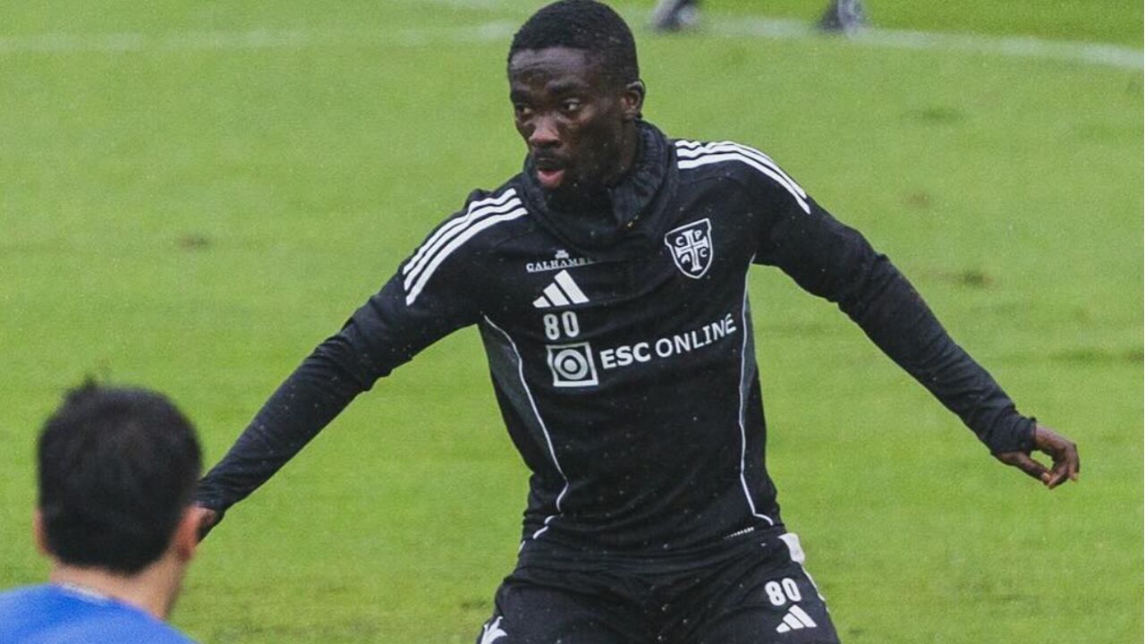 Ofori em ação no jogo-treino com o 1.º Dezembro