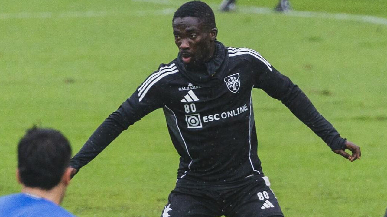 Ofori em ação no jogo-treino com o 1.º Dezembro