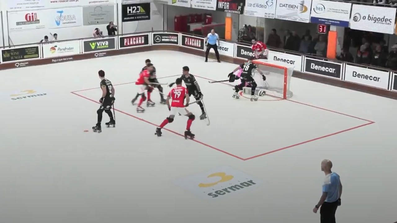 Jogo de hóquei em patins com atletas em campo