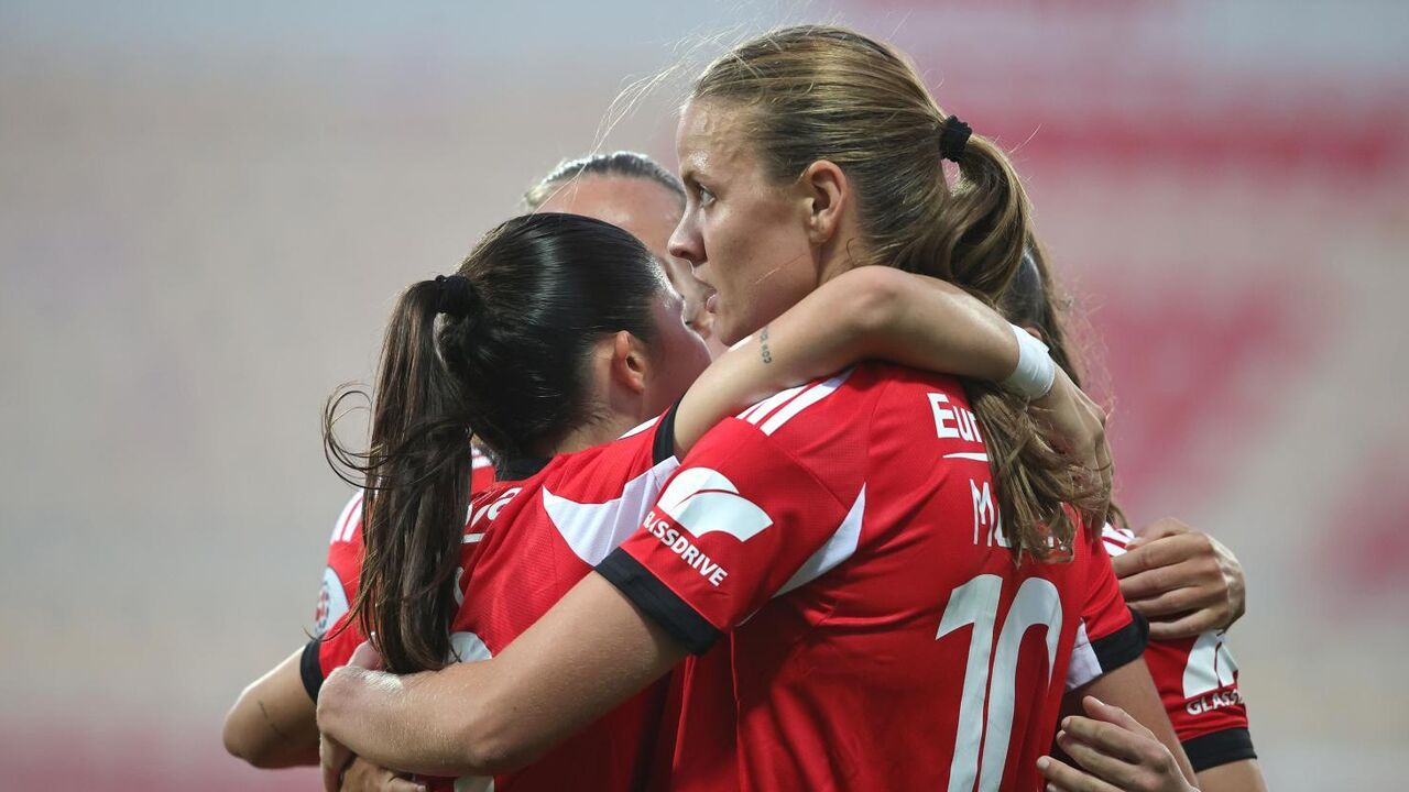 Jogadoras do Benfica celebram vitória contra o Valadares na Taça da Liga