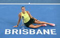 Aryna Sabalenka ergue o troféu em Brisbane pelo segundo ano consecutivo
