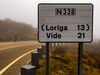 Placa indica N338, Loriga a 13km e Vide a 21km; corredor na estrada