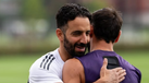 O abraço entre Ruben Amorim e Bruno Fernandes durante um treino