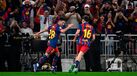 Jogadores do Barcelona celebram golo frente a adeptos