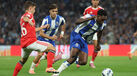 Jogo entre FC Porto e Benfica com disputa de bola