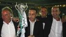 Paulo Bento e a sua equipa técnica a erguer a Taça de Portugal em 2008