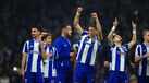 Jogadores do FC Porto fazem a festa no relvado do Dragão