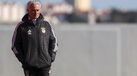 José Mourinho durante o treino no Benfica Campus