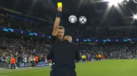 Insólito: Guardiola protestou, viu cartão amarelo e... abraçou o árbitro