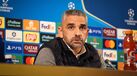 Treinador numa conferência de imprensa da Liga dos Campeões