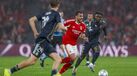 Benfica e Real Madrid disputam a bola em jogo da Liga dos Campeões