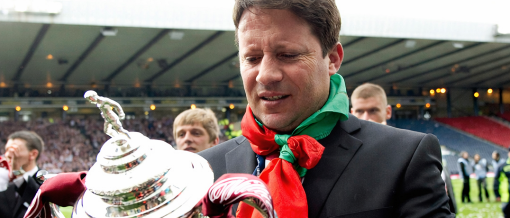 Paulo Sérgio com o troféu da Taça da Escócia em 2012