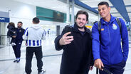 Jogadores do FC Porto chegam a Portugal, onde são recebidos por adeptos