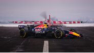 Red Bull revela novo carro com ajuda de um avião