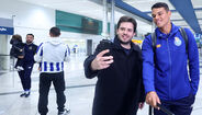 Jogadores do FC Porto chegam a Portugal, onde são recebidos por adeptos