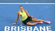 Aryna Sabalenka ergue o troféu em Brisbane pelo segundo ano consecutivo