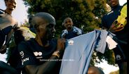 Eliud Kipchoge mostra a nova camisola da equipa DSM-Firmenich com o logo da Huawei