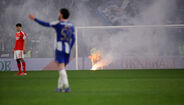 Chuva de tochas no FC Porto-Benfica