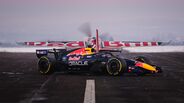 Red Bull revela novo carro com ajuda de um avião
