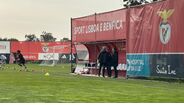 Mourinho e Mário Branco à conversa no treino do Benfica