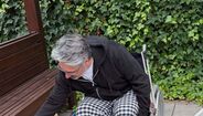 Nuno Markl, em cadeira de rodas, acaricia os seus cães após regressar a casa