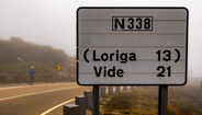 Placa indica N338, Loriga a 13km e Vide a 21km; corredor na estrada