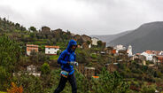 Atleta corre na prova 'Terra de Gigantes 2026', entre a Torre e a Nazaré