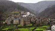 Aldeia da Serra resiste com casas de pedra e paisagem montanhosa