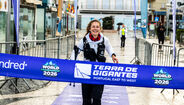 Atleta cruza meta na prova 'Terra de Gigantes 2026', em Portugal