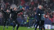 Mourinho festeja golo frente ao Real Madrid com o apanha-bolas Francisco Cunha