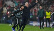 Mourinho festeja golo frente ao Real Madrid com o apanha-bolas Francisco Cunha