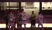Árbitro e jogadores em campo durante jogo noturno em Guimarães