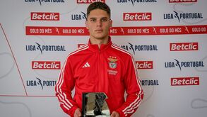 Sudakov recebe prémio de golo do mês de novembro