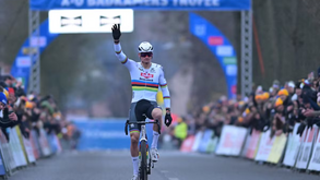 Van der Poel vence prova de ciclocrosse com público