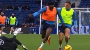 Insólito: Samu e Bednarek disputaram tanto um lance que adeptos acabaram por ver… mais do que deviam