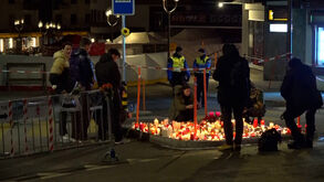 Flores e velas para recordar as vítimas do incêndio em bar de estância de esqui na Suíça
