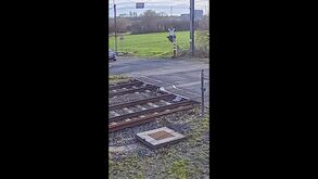 Automobilista foge à polícia belga… pela linha do comboio!