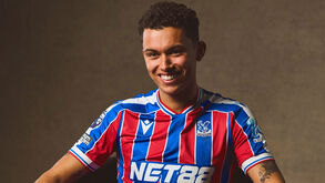 Brennan Johnson apresentado no Crystal Palace