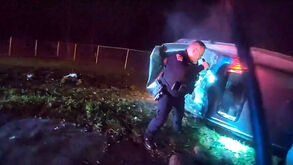 Polícia parte tejadilho de carro em chamas para salvar condutor